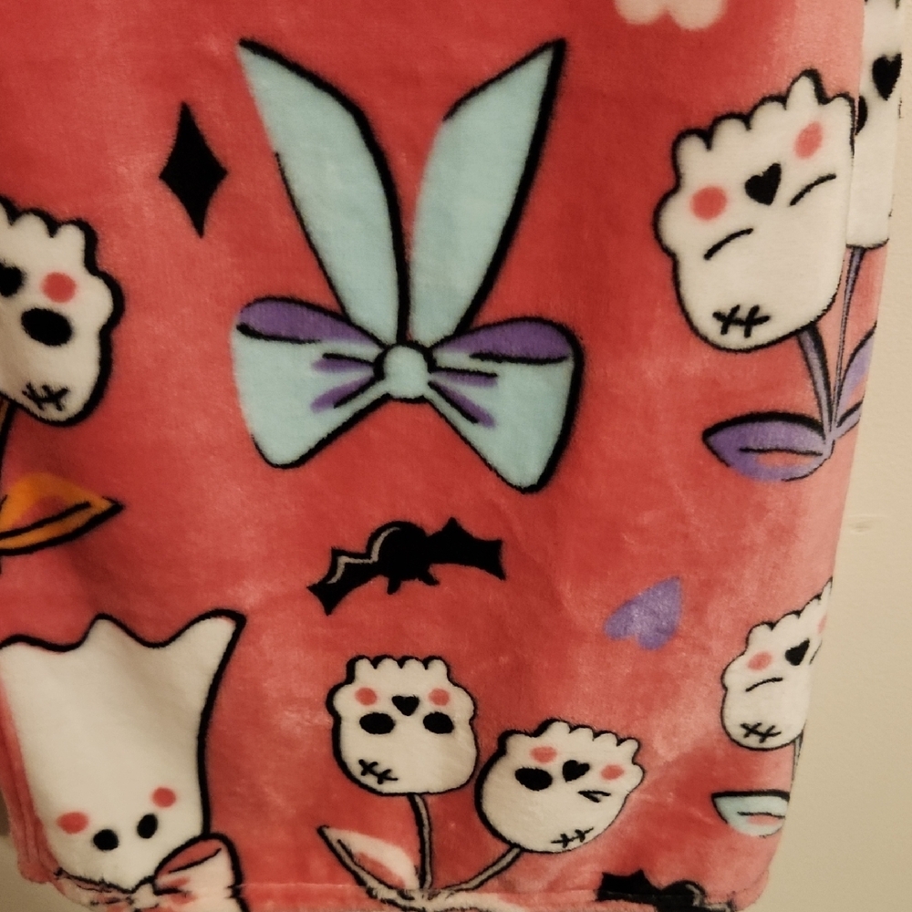 Betsey Johnson Pink Plush Blanket with Skulls and Bows NWT - Picture 7 of 7